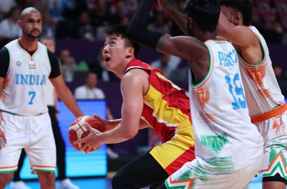 中国男篮遭, 有给王俊杰, su